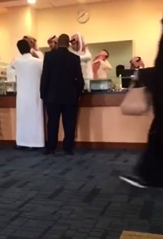 بالفيديو: عراك داخل مستشفى المملكة بين موظف ومراجع