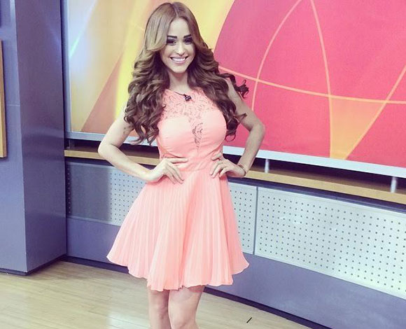 بالفيديو- هل تستحق هذه المذيعة لقب اجمل نساء العالم؟