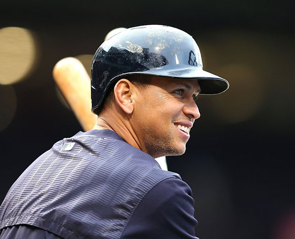 كيف ينفق النجم أليكس رودريغيز ثروته الضخمة؟