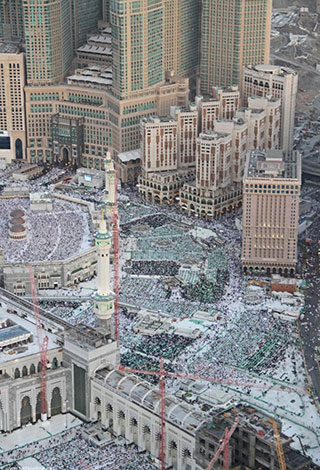 عدسات العالم ترصد جموع المعتمرين أثناء إحياء ليلة القدر