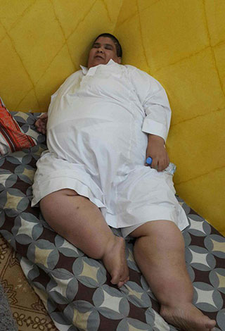 بالفيديو- رافعة لدفن شاب سعودي