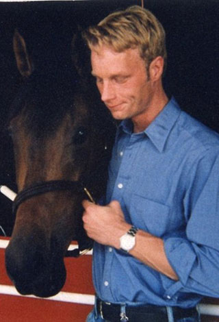 مليونير يتحول الى مشرد ... من قصر فخم الى رصيف منهاتن