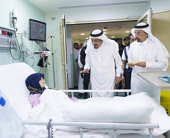 بالفيديو.. ملك السعودية يتفقد موقع حادث الحرم المكي
