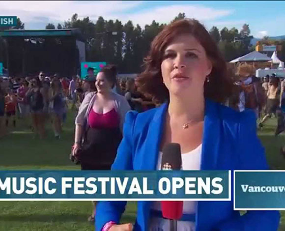 بالفيديو: شاب يقبل مذيعة على الهواء.. وهكذا ردّت عليه