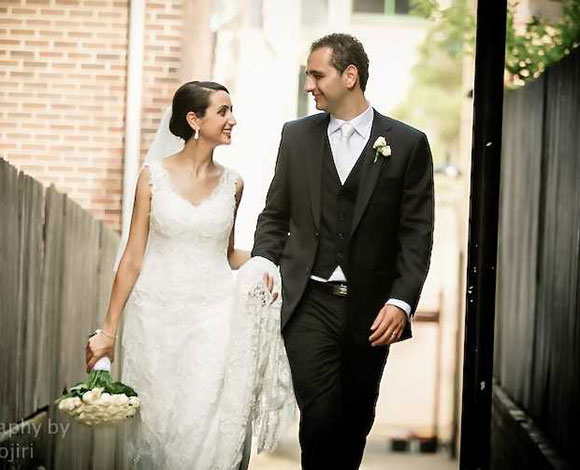 بالفيديو- شاب يتزوج بفتاتين ويجمعهما في حفل زفاف واحد