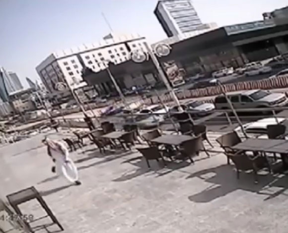 بالفيديو- سعودي ينجو من الموت بأعجوبة