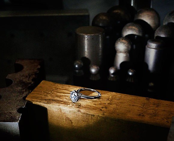 في عيده الـ130 ... اليك قصة خاتم Tiffany Setting الأيقوني