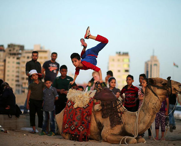بالصور... صبي فلسطيني من غزّة يلقب "برجل العنكبوت" الأكثر مرونة في العالم