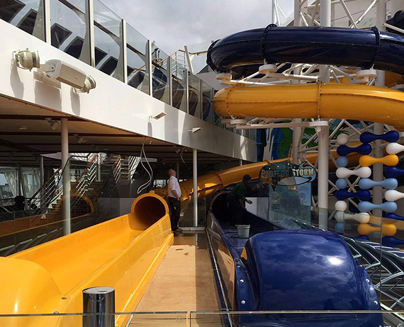 ركاب غاضبون يعصفون بـ Harmony of the Seas واصفين إياها بورشة بناء