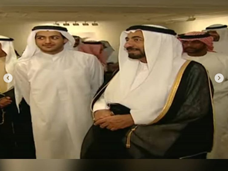 حاكم الشارقة ينشر صورًا نادرة لنجله الراحل الشيخ خالد القاسمي