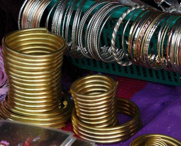 نساء تايلاند يتزيّن بالصولجان لتطول أعناقهن!