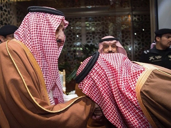 صورة لولي العهد وخادم الحرمين الشريفين تثير الإعجاب على مواقع التواصل الاجتماعي