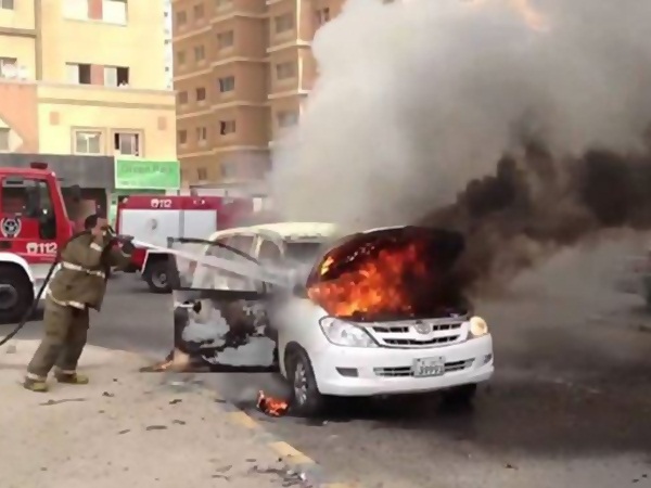 بالفيديو .. اندلاع نيران في سيارة أمام مركز رياضي أوليمبي