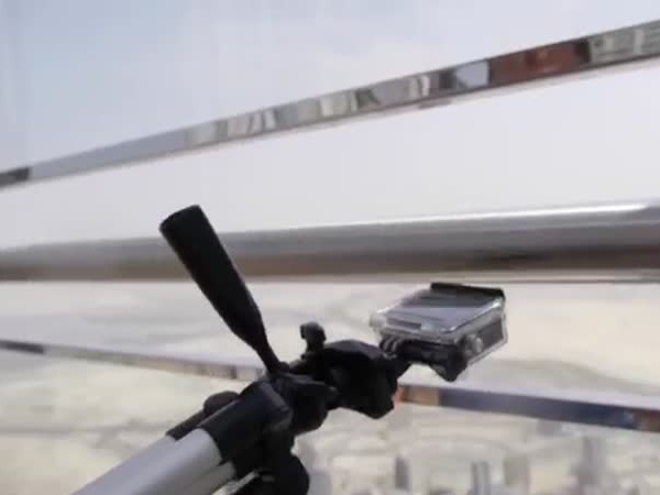 شاهد إلقاء هاتف آيفون من أعلى مبنى في العالم