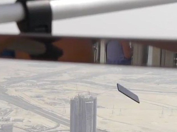 شاهد إلقاء هاتف آيفون من أعلى مبنى في العالم