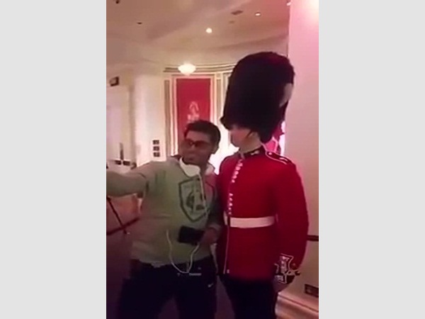 شاهد رد فعل حارس قصر باكنغهام الذي أفزع السائح السعودي
