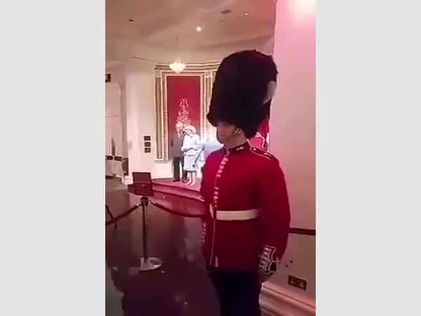 شاهد رد فعل حارس قصر باكنغهام الذي أفزع السائح السعودي