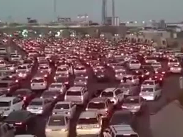 بالفيديو .. تكدس السيارات على جسر الملك فهد بطريقة غير اعتيادية