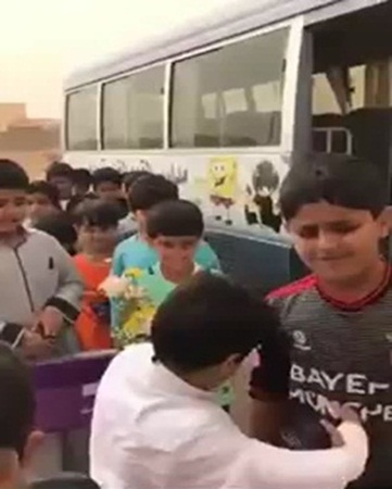بالفيديو .. شاهد براءة الأطفال وهم يحتفلون بعودة زميلهم سالمًا من عملية جراحية
