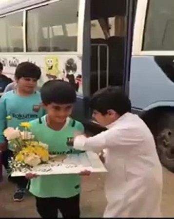 بالفيديو .. شاهد براءة الأطفال وهم يحتفلون بعودة زميلهم سالمًا من عملية جراحية