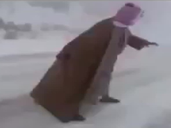 فيديو طريف .. يتزلج بالغترة والشماغ