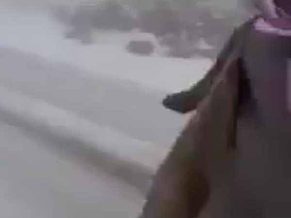 فيديو طريف .. يتزلج بالغترة والشماغ