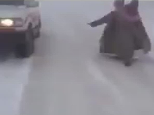 فيديو طريف .. يتزلج بالغترة والشماغ
