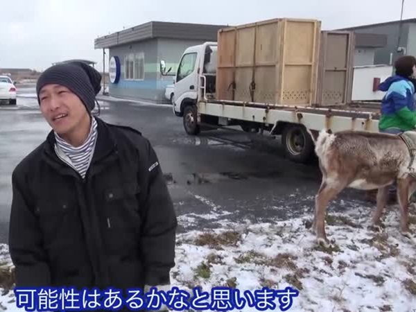 حيوان الرنة يوصل البيتزا للمنازل في الكريسماس