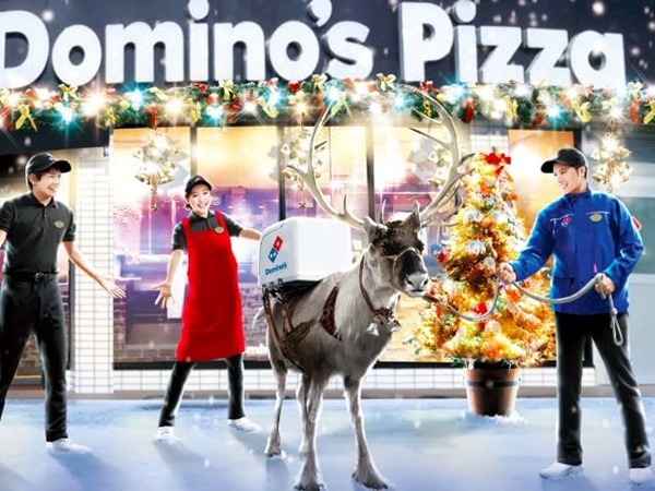 حيوان الرنة يوصل البيتزا للمنازل في الكريسماس