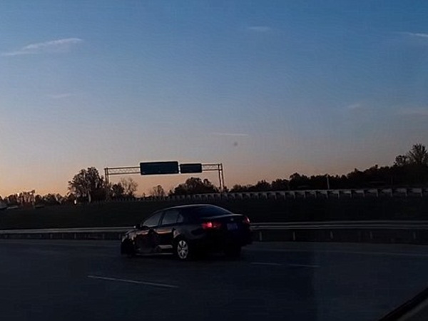 تقود السيارة بثلاث عجلات فقط .. فيديو