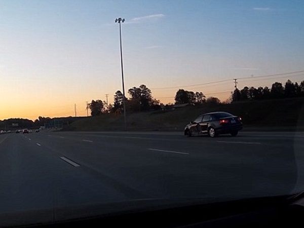 تقود السيارة بثلاث عجلات فقط .. فيديو