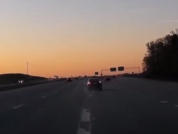 تقود السيارة بثلاث عجلات فقط .. فيديو