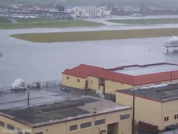 حاولوا إنقاذ مسافر .. فكسروا ساق آخر .. شاهد ما حدث على متن هذه الطائرة