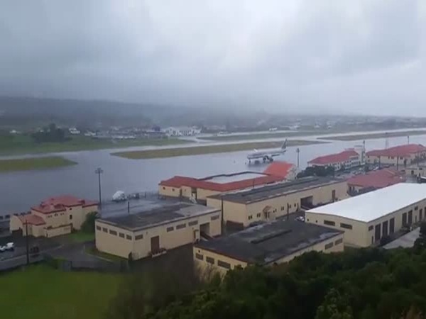 حاولوا إنقاذ مسافر .. فكسروا ساق آخر .. شاهد ما حدث على متن هذه الطائرة