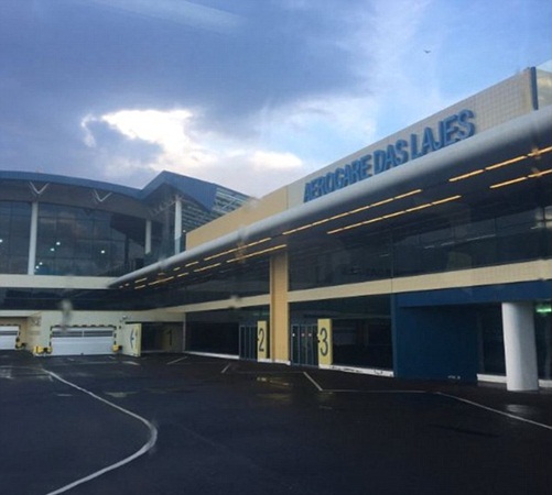 حاولوا إنقاذ مسافر .. فكسروا ساق آخر .. شاهد ما حدث على متن هذه الطائرة