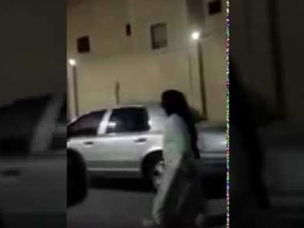 فيديو.. واقعة مخيفة لمرأة تحمل سكيناً وتستعد لقتل أحدهم في جدة!