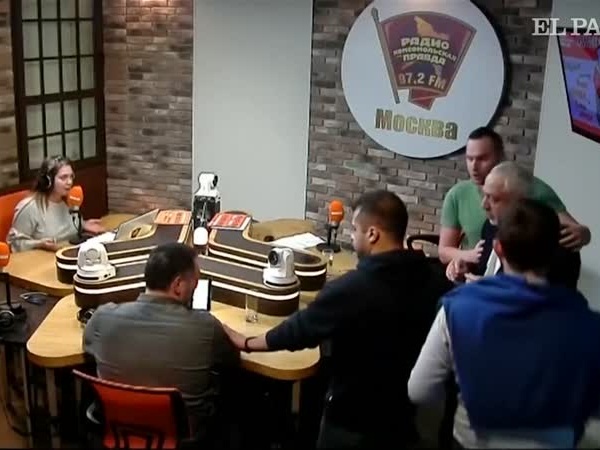 بالفيديو .. شجار على الهواء مباشرة يثير هلع المذيعة
