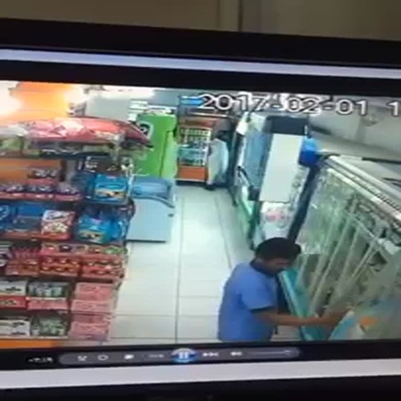 الشرطة في المملكة تبحث عن قاتل ظهر بأحد كاميرات المراقبة