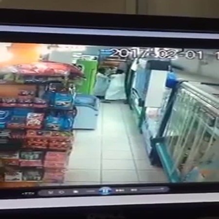 الشرطة في المملكة تبحث عن قاتل ظهر بأحد كاميرات المراقبة