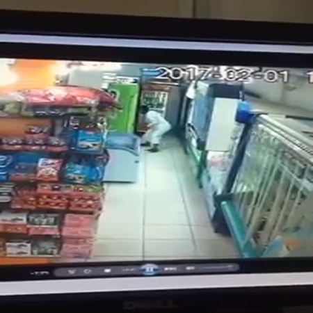 الشرطة في المملكة تبحث عن قاتل ظهر بأحد كاميرات المراقبة