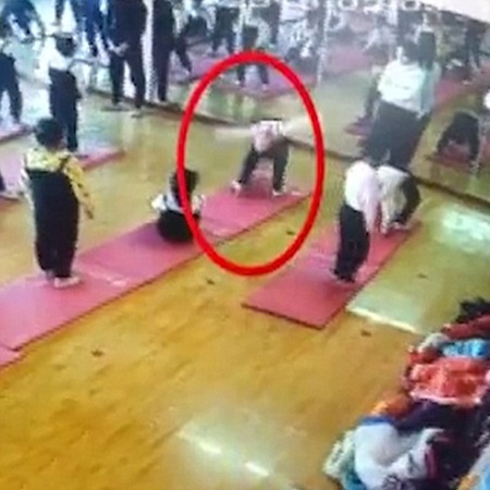 بالفيديو: طفلة صغيرة تصاب بالشلل في صف الرقص!