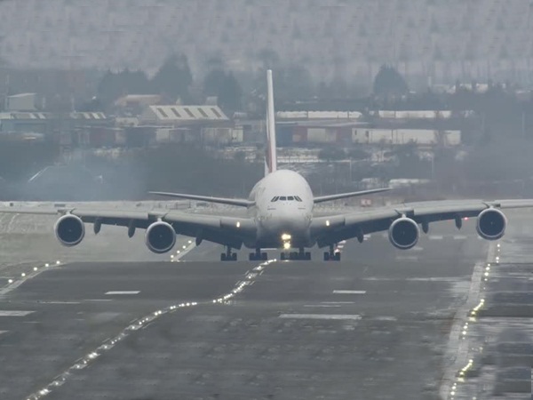 بالفيديو: هبوط خطير جدًا لأضخم طائرتي ركاب تابعتين لـ"Emirates" في عاصفة ثلجية