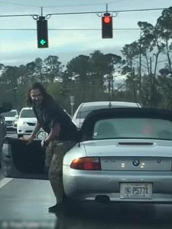 مشاجرة غاضبة بين سائق فورد وسائق بي إم دبليو .. فيديو