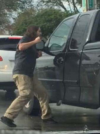 مشاجرة غاضبة بين سائق فورد وسائق بي إم دبليو .. فيديو