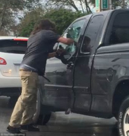 مشاجرة غاضبة بين سائق فورد وسائق بي إم دبليو .. فيديو