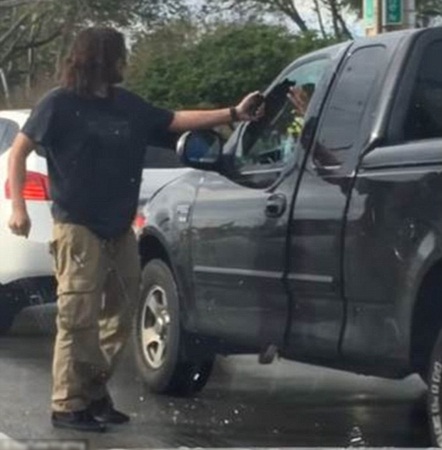 مشاجرة غاضبة بين سائق فورد وسائق بي إم دبليو .. فيديو