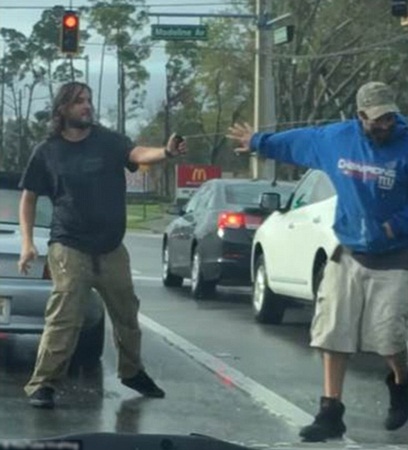 مشاجرة غاضبة بين سائق فورد وسائق بي إم دبليو .. فيديو