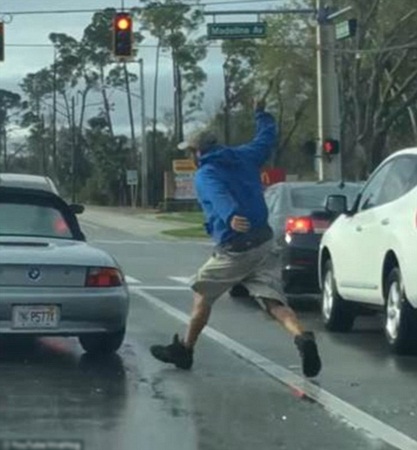 مشاجرة غاضبة بين سائق فورد وسائق بي إم دبليو .. فيديو