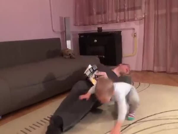 فيديو لطفل يقفز على والده ليصيب مكانًا حساسًا