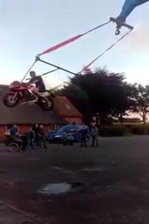 مجموعة من الثمالى يخترعون أرجوحة خطرة للدراجات النارية